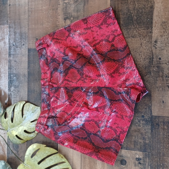 Superdown Women's Faux Snake Shorts size Medium - Picture 4 of 8